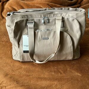 Baggalini errand laptop bag beige new with tags